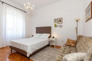 Old Town Poreč Apartment with Terrace and Parking