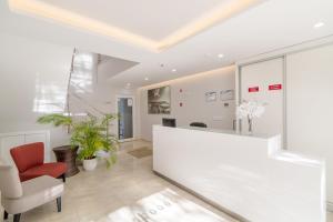 Silver Seahorse Garden Retreat