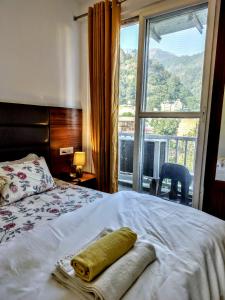 Ima Ganga Hotel - Aesthetic, Quite Mountain View Rooms In Upper Tapovan with netflix, free airport pickup for 7 or more nights booking