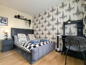 Stylish 4-Bed, 3-Bath Townhouse with Free Parking