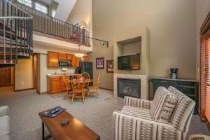 B206 One Bedroom & Loft Lake View