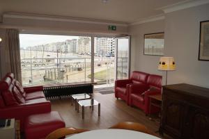 Seaview 2-bedroom Apartment Goldeneye with Private Garage in Duinbergen