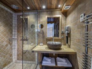 Chalets Chalet elegant a Courchevel Le Praz avec spa, cheminee et services inclus - FR-1-568-35 : photos des chambres