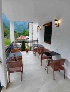 Dragobia House & Table