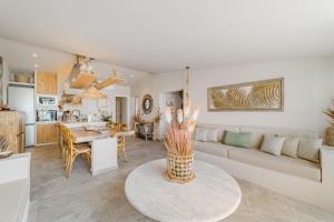 Villa Oceania A, jacuzzi y jardín con vistas al mar, y piscina comunitaria