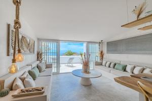 Villa Oceania A, jacuzzi y jardín con vistas al mar, y piscina comunitaria