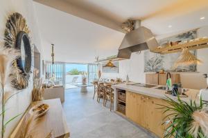 Villa Oceania A, jacuzzi y jardín con vistas al mar, y piscina comunitaria