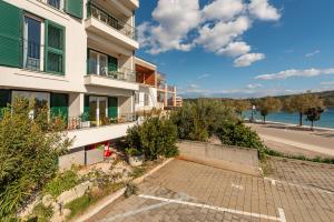 Beachfront Apartments Villa Šiša
