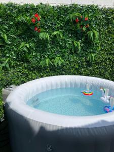 Romantic Tiny House Private Jacuzzi Cinema Netflix