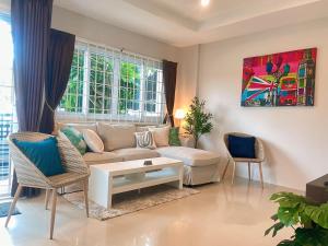 Private Pool Villa - Near Charoen Sri Fresh Market - Baan Hug Ubon, Warinchamrap