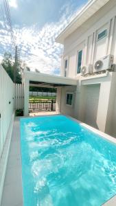 Private Pool Villa - Near Charoen Sri Fresh Market - Baan Hug Ubon, Warinchamrap