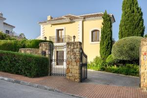 Luxury stay at Villa Maria in El Paraiso Spain