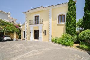Luxury stay at Villa Maria in El Paraiso Spain