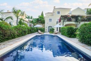 Luxury stay at Villa Maria in El Paraiso Spain