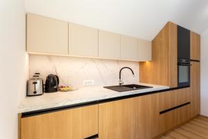 Sunny Green Escape - Apartment with Terrace