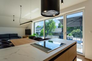 Sunny Green Escape - Apartment with Terrace 