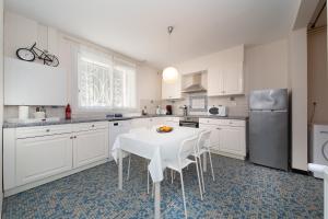 Maisons de vacances Le logis du Clocher par Chelona-Loc - 2 chambres, lits kig size - jardin : photos des chambres