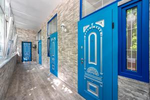 Designer suites of Deribas