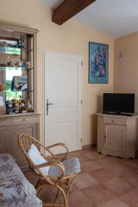 B&B / Chambres d'hotes Le Clos des Oliviers 188 chemin du Hameau des Bourges 06650 Le Rouret : photos des chambres