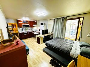 Top Rated Cosy Gwangalli Room - 1 Min to Beach - Great Value