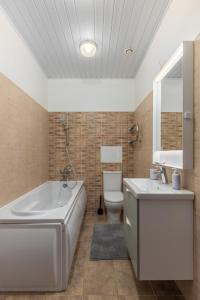 Fast-WiFi - Remote-Ready -15 min Airport - Balcony