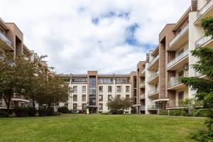 Fast-WiFi - Remote-Ready -15 min Airport - Balcony