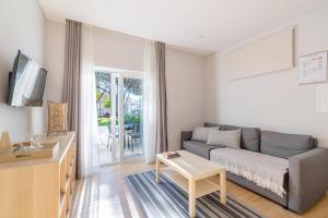 Silver Seahorse Garden Retreat II