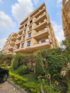 3 bedrooms flat 2 bathrooms in fifth settlement new Cairo mostashreen compound