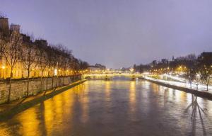 Appartement RENOVE EN PLEIN COEUR DE PARIS SUR LILE SAINT LOUIS !