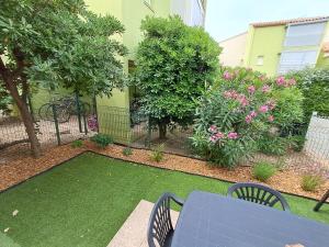 Appartement refait à neuf, climatisé, en rez-de-jardin, à 30 secondes de la plage