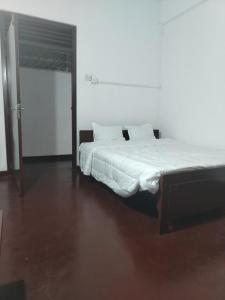 Chandima Guest House and Walkers Pub