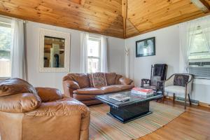 Less Than 1 Mi to Beaches Home with Deck in Oak Bluffs - 3hvězdičkové hotely ve městě Oak Bluffs