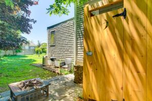 Less Than 1 Mi to Beaches Home with Deck in Oak Bluffs