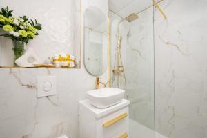 First Class Suite 3 min to Central Station with balcony, AC and the view on Palace