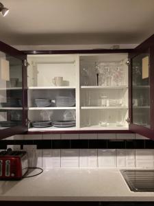 Large Family Home, Pet Friendly, 4 Bed 2 Bath House, Sleeps 10, Free Wi-Fi, Free Parking