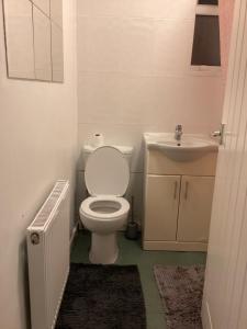 Large Family Home, Pet Friendly, 4 Bed 2 Bath House, Sleeps 10, Free Wi-Fi, Free Parking