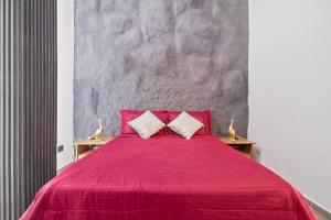 6 bedroom with Jacuzzi 1 block from LLeras P10