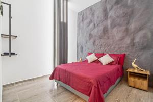 6 bedroom with Jacuzzi 1 block from LLeras P10