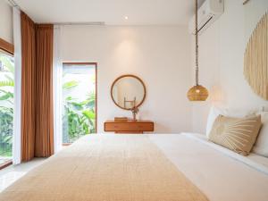 Villa Sana - Stylish 2BR Oasis with Open Jungle Bathroom in Nyanyi Beach near Luna Beach Club