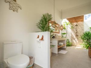 Villa Sana - Stylish 2BR Oasis with Open Jungle Bathroom in Nyanyi Beach near Luna Beach Club