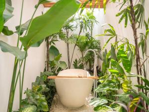 Villa Sana - Stylish 2BR Oasis with Open Jungle Bathroom in Nyanyi Beach near Luna Beach Club