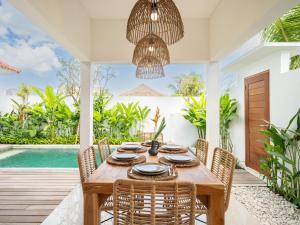 Villa Sana - Stylish 2BR Oasis with Open Jungle Bathroom in Nyanyi Beach near Luna Beach Club