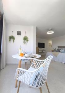 Parque Santiago II - modern studio Las Americas - heated pool, 250m to the beach