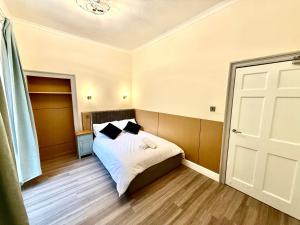 The Handy Hub Luxury Victorian Apartment - Fast WiFi & Central Edinburgh