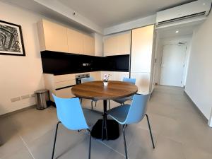 Premium 2BR Apartment 2min Beach Walk Heart of St Julians