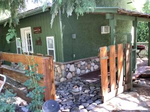 Shady Creekside Cabin