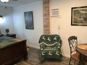 Shady Creekside Cabin