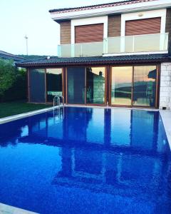 Cesme Alacati Havuzlu Villa