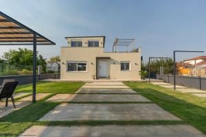 Elonea Villas, Luxury Villas and Studios in Kallikrateia Halkidiki with Garden, Veranda & BBQ