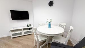 102 - Beachside Renovated 1BR apt w private garden
